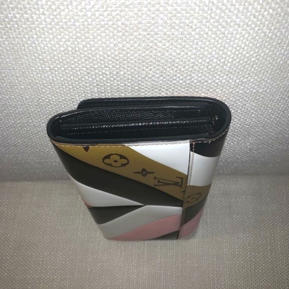 NWOT LOUIS VUITTON Epi Monogram Reverse Twist Wallet - Picture 6 of 11